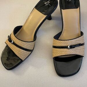 Life Stride Black Patent leather and faux straw pump.